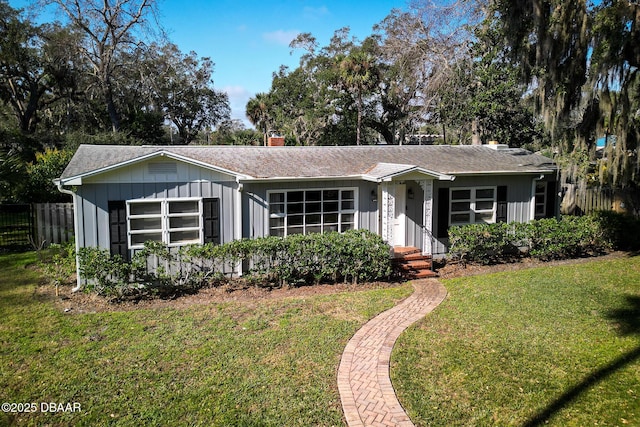 ranch-style house featuring a front lawn