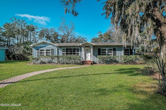 ranch-style house featuring a front yard