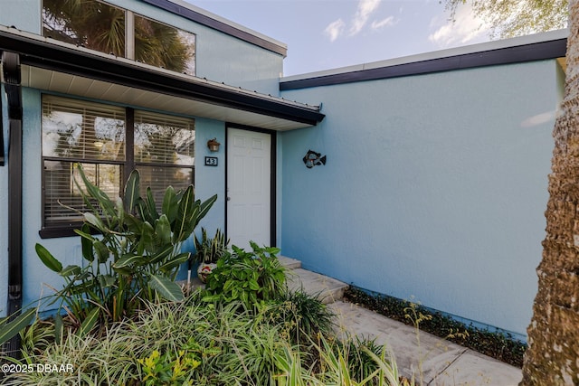 property entrance featuring stucco siding