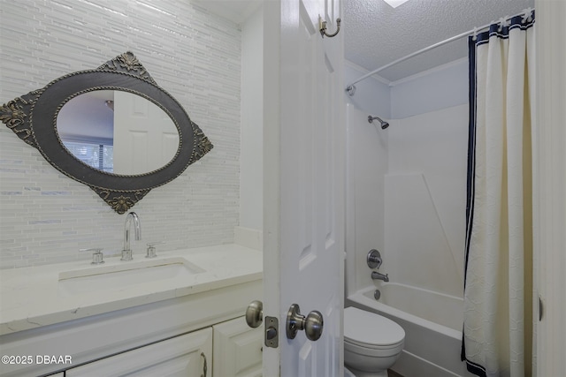 43 Jacaranda Cay Ct Unit 430, New Smyrna Beach, FL 32169 - bathroom featuring shower / bath combo, toilet, a textured ceiling, vanity, and backsplash