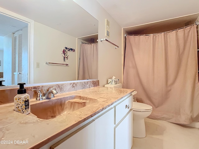 full bath featuring vanity, curtained shower, toilet, and visible vents