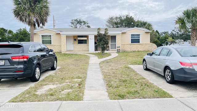 single story home with a front lawn