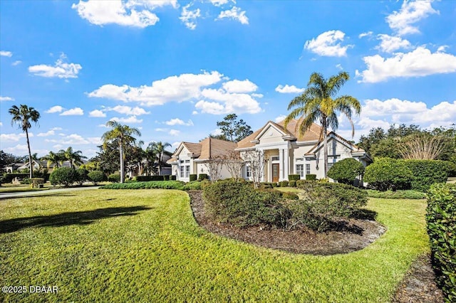 view of front facade featuring a front lawn