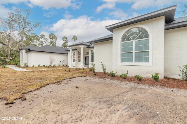 view of front of house with a front yard