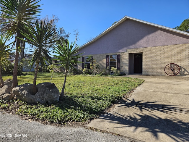 view of front of property featuring a front yard