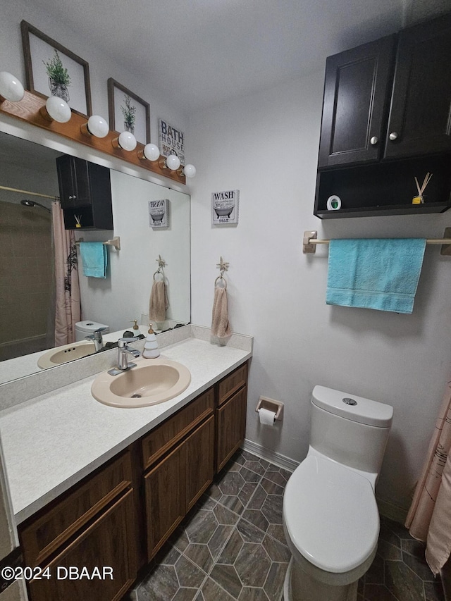 full bath featuring curtained shower, toilet, and vanity