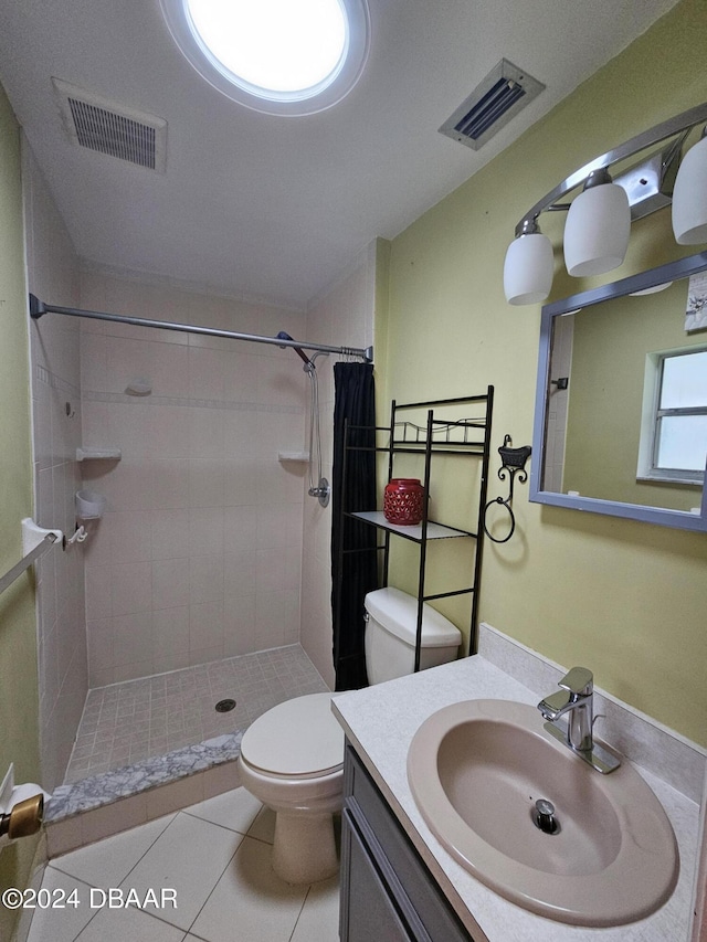 full bathroom featuring visible vents, tiled shower, toilet, and vanity