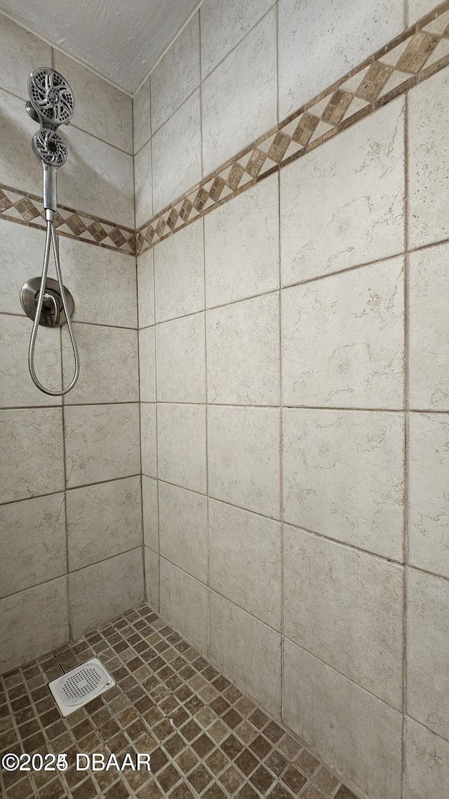 bathroom featuring a tile shower