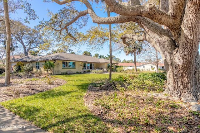 view of front of property featuring a front lawn