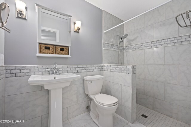 3457 Martingale Ct, Port Orange, FL 32129 - bathroom with tile walls, a tile shower, and wainscoting