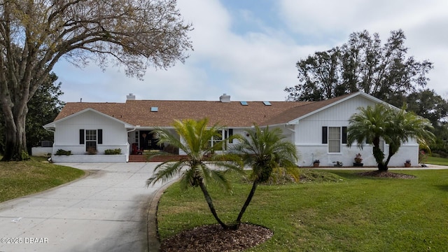 ranch-style home featuring a front lawn