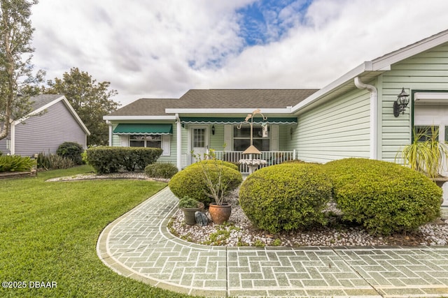 510 Torres Pl, Lady Lake, FL 32159 - ranch-style house with a front yard and a shingled roof