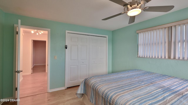 bedroom with light wood-type flooring, a closet, and ceiling fan