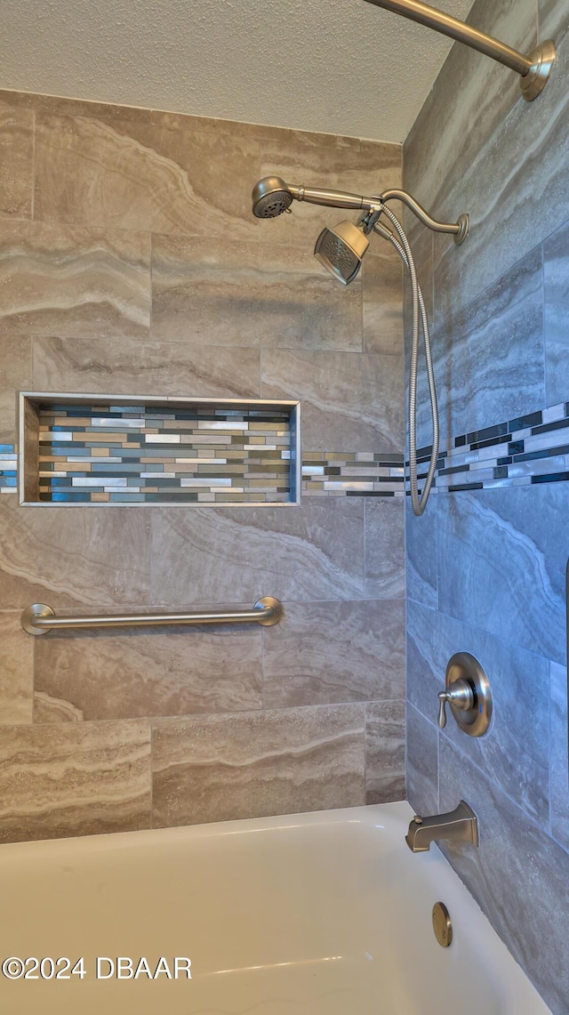 bathroom featuring tiled shower / bath combo