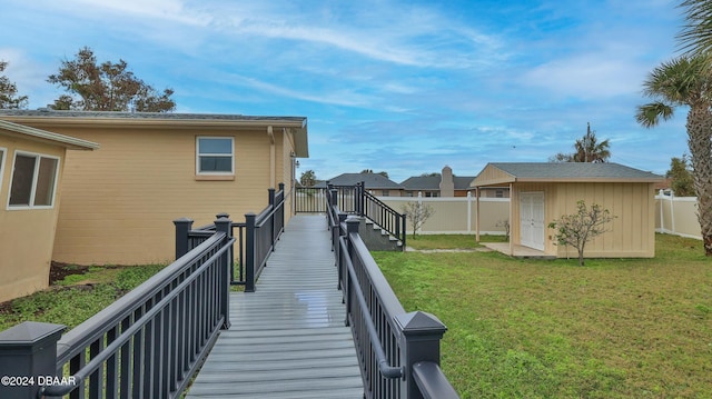 view of yard featuring an outdoor structure