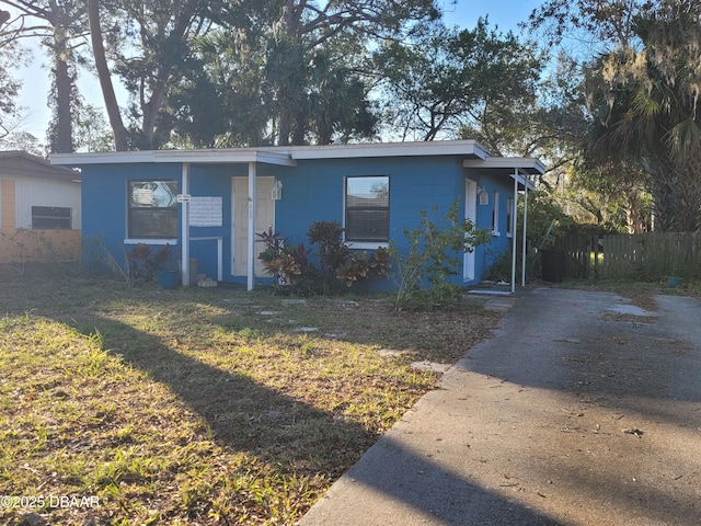 single story home with a front lawn