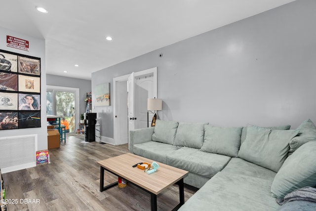 living room featuring recessed lighting, visible vents, baseboards, and wood finished floors