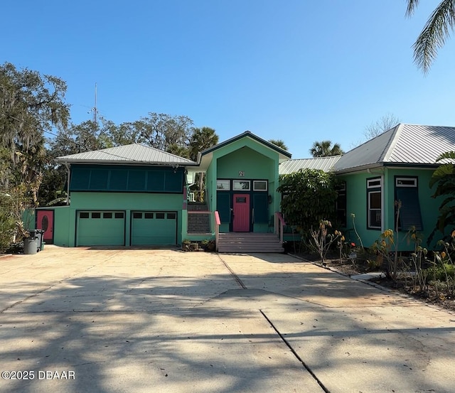 view of front facade featuring a garage