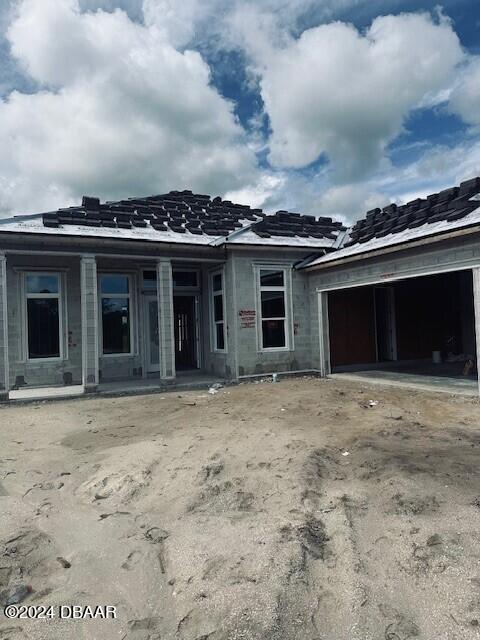 view of front facade featuring a garage