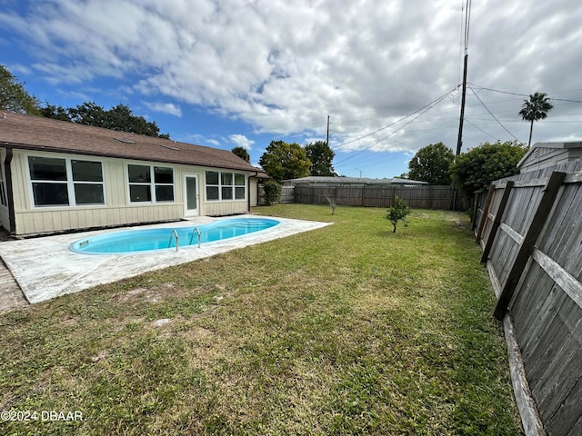 view of pool featuring a yard