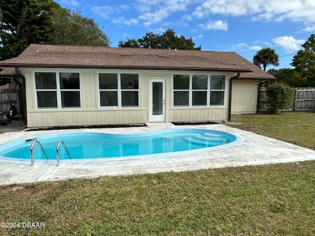 view of swimming pool featuring a lawn