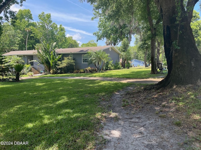 view of front of house featuring a front yard