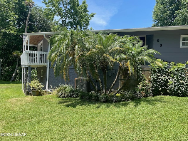 view of side of property featuring a lawn