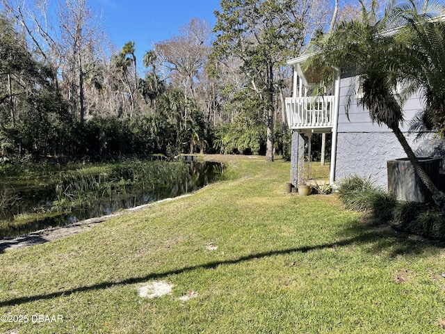 view of yard featuring a water view