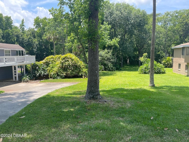 view of yard featuring a balcony