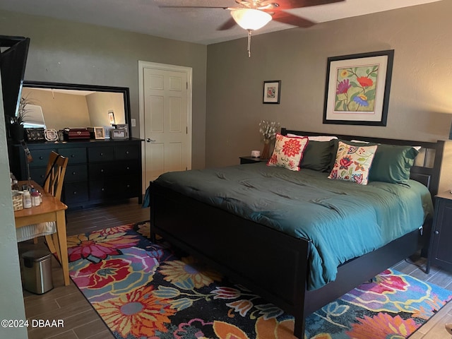 bedroom with ceiling fan