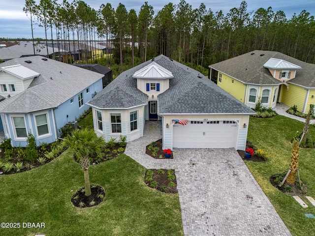 view of front facade featuring a garage and a front lawn