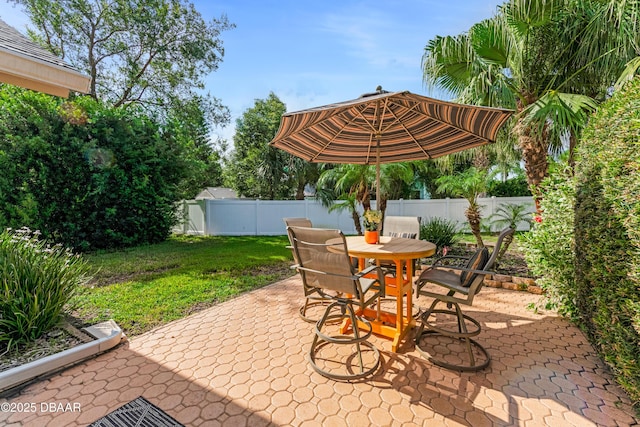 916 Ashmeade Ct, Port Orange, FL 32127 - fenced backyard featuring a patio area and outdoor dining area