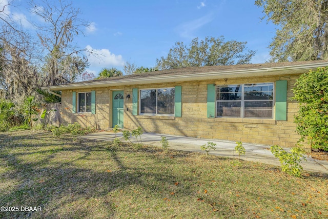 view of front facade featuring a patio area and a front lawn