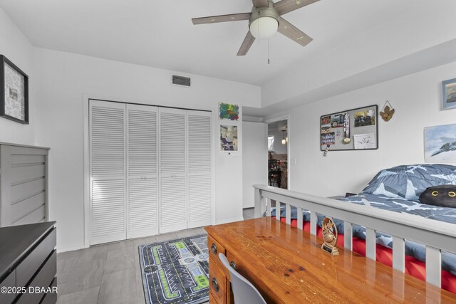 bedroom featuring ceiling fan and a closet