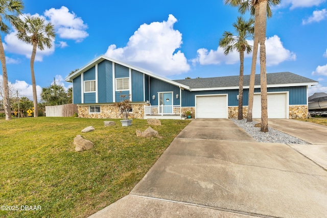 view of front of house featuring a front lawn and a garage