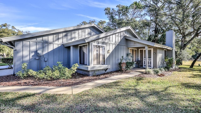 view of front of property featuring a front yard