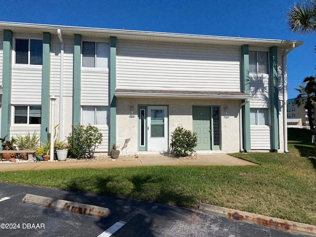 view of front of property featuring a front yard