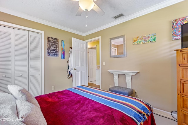 3048 Mango Tree Dr, Edgewater, FL 32141 - bedroom featuring a closet, crown molding, baseboards, a ceiling fan, and a textured ceiling