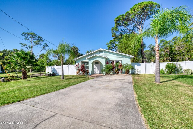 single story home featuring a front lawn