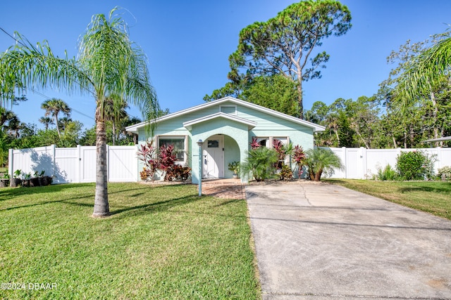 view of front of property featuring a front lawn