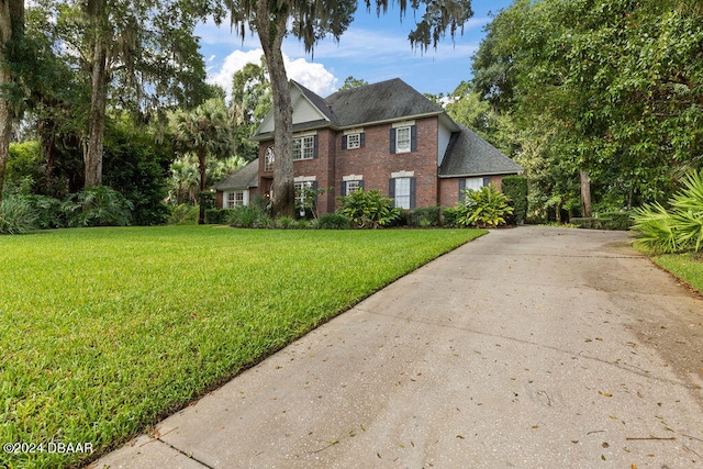 view of front of property featuring a front lawn