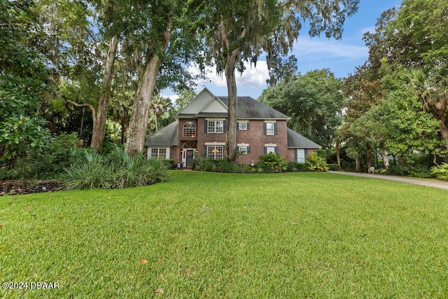 view of front of property featuring a front yard