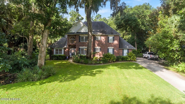 view of front of property featuring a front lawn