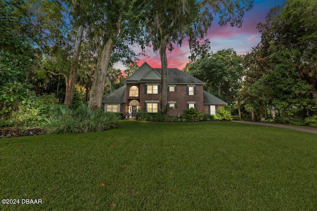 view of front facade featuring a lawn