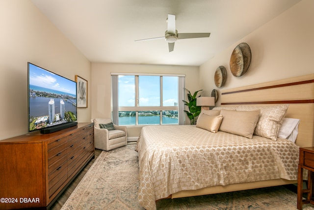 bedroom with ceiling fan