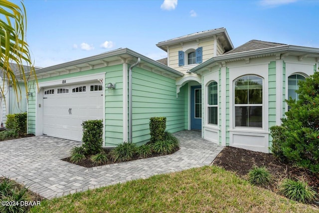 view of front facade featuring a garage