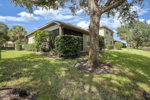 view of side of property featuring a lawn