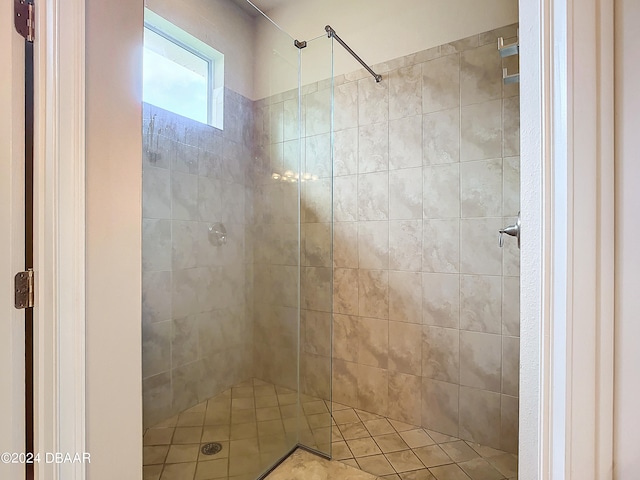 bathroom featuring tiled shower