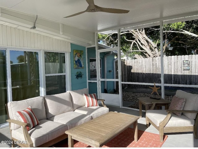 sunroom with ceiling fan