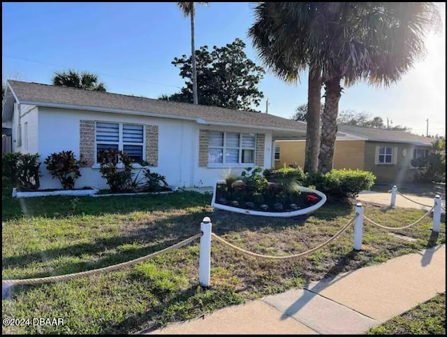 single story home featuring a front yard